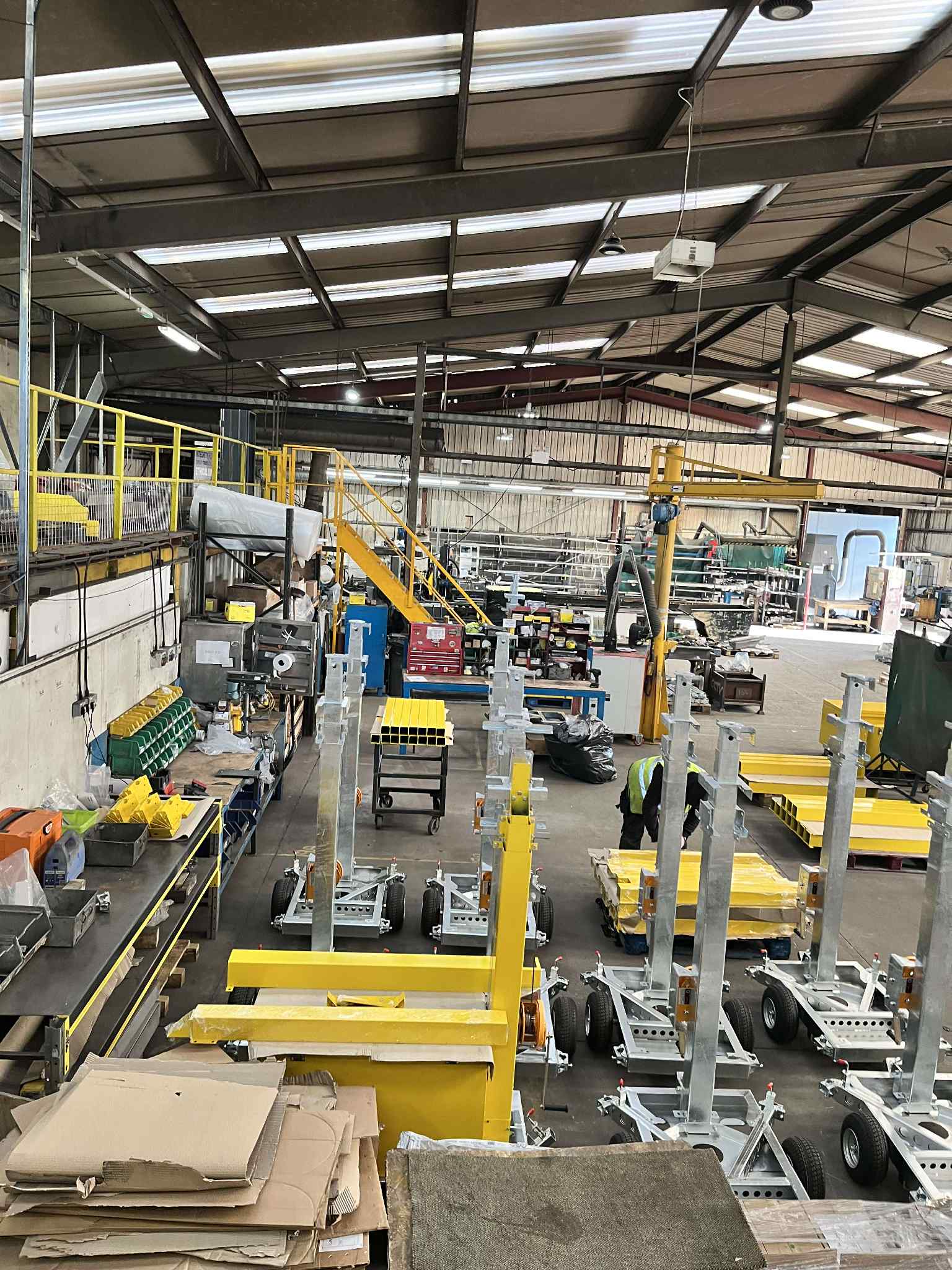 Online leadership and management training for manufacturing companies